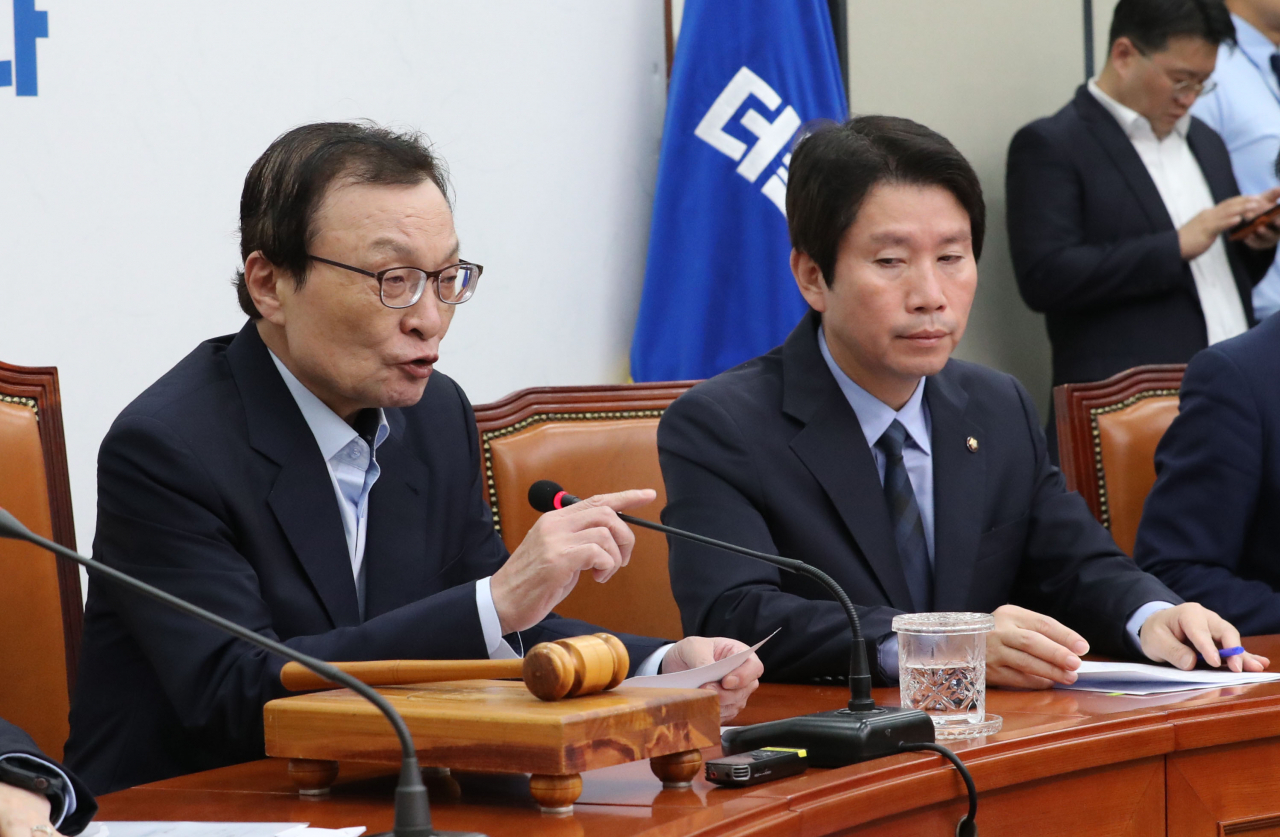 이해찬 더불어민주당 대표(왼쪽)가 30일 오전 국회에서 열린 최고위원회의에서 발언하고 있다. [연합]