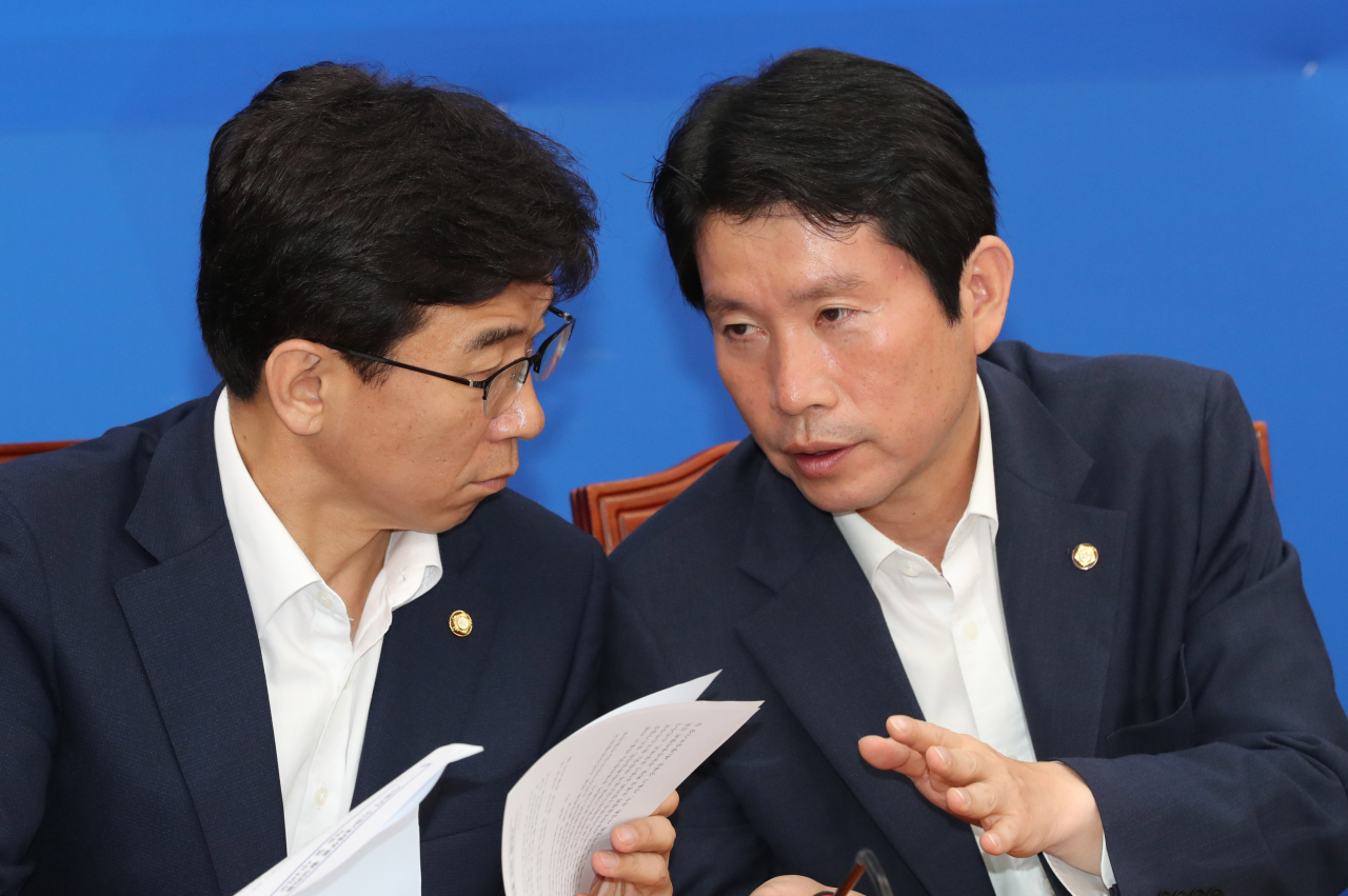 더불어민주당 이인영 원내대표(오른쪽)와 고용진 의원이 지난달 13일 오전 국회에서 열린 원내대책회의-상임위간사단 연석회의에서 이야기하고 있다. 연합뉴스