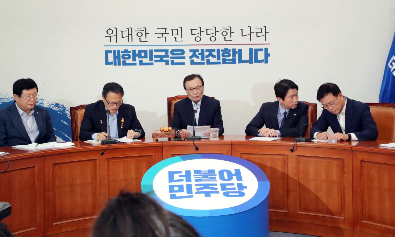 더불어민주당 이해찬 대표가 30일 오전 국회에서 열린 최고위원회의에서 발언하고 있다. 연합뉴스