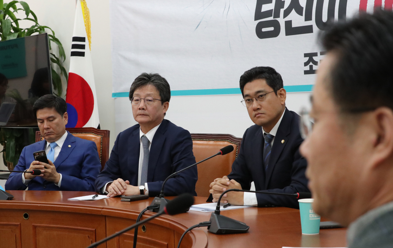 유승민 바른미래당 의원이 지난달 30일 국회에서 열린 비상의원총회에 굳은 표정으로 참석해 있다. [연합]