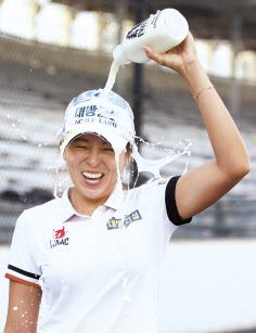 ‘셀프 축하?’ 허미정이 시즌 두번째 우승을 차지한 뒤 인디애나폴리스 트랙에서 우유를 머리에 부으며 기뻐하고 있다. [연합]