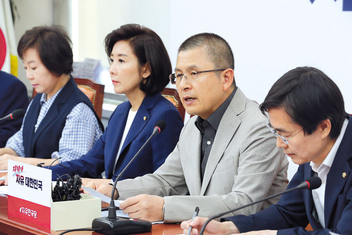 황교안 자유한국당 대표(오른쪽 두번째)가 30일 오전 국회에서 열린 최고위원회의에서 발언하고 있다. [연합]