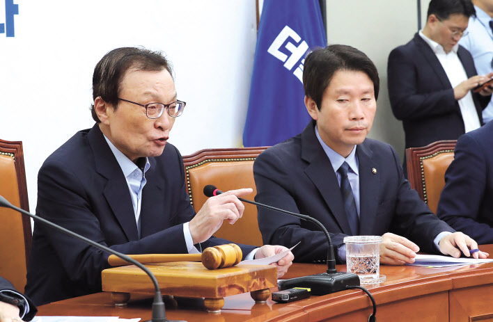 이해찬 더불어민주당 대표(왼쪽)가 30일 오전 국회에서 열린 최고위원회의에서 발언하고 있다. [연합]