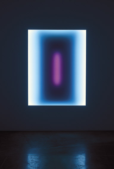 올해 최고 화제작이었던 페이스갤러리의 제임스 터렐 ‘아틀란티스’ .James Turrell, Atlantis, Medium Rectangular Glass, 2019, L.E.D. light, etched glass and shallow space, 142.2 x 185.4 cm, Copyright James Turrell, [Photo = Flying Studio, LA]
