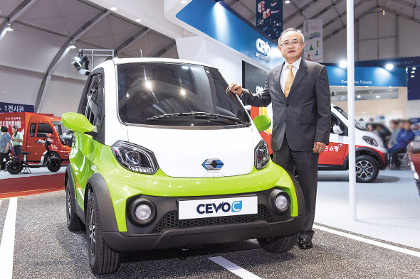 ‘2019 영광 e모빌리티 엑스포’에서 박영태 캠시스 대표가 초소형 전기차 ‘CEVO-C’를 소개하고 있다.