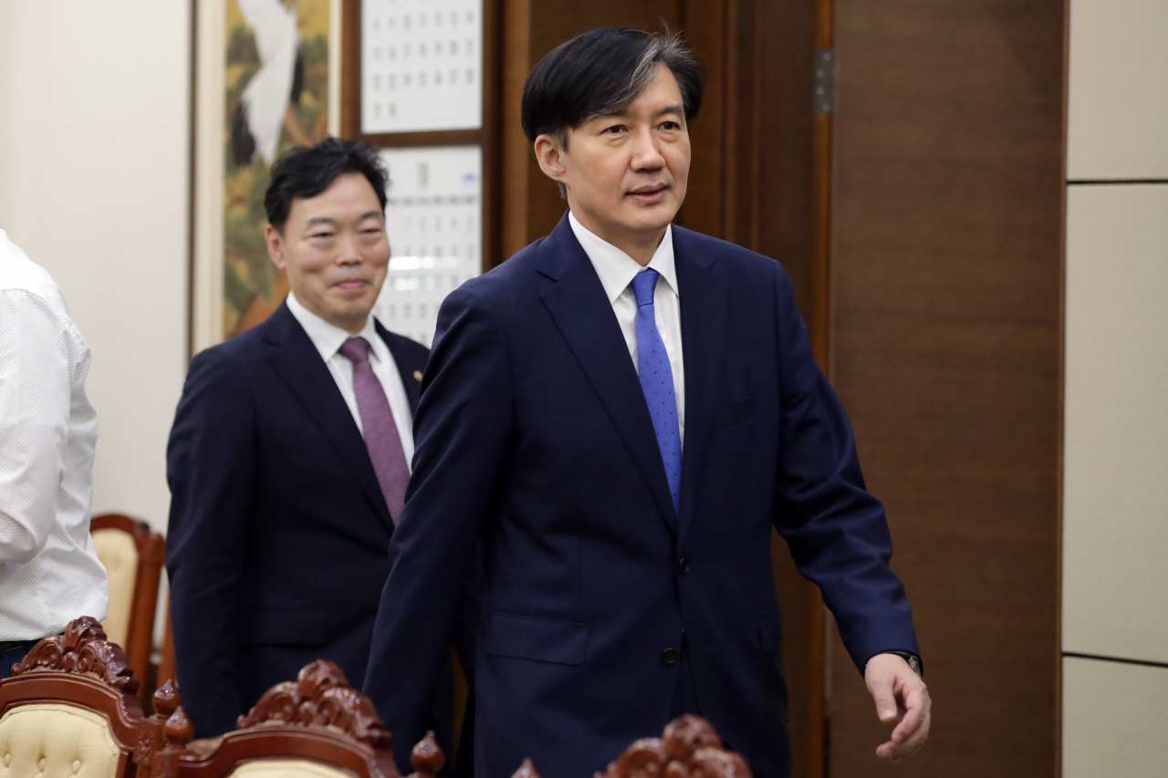 조국 법무부 장관이 30일 오전 청와대 여민관에서 문재인 대통령에게 업무보고를 위해 자리로 이동하고 있다. 연합뉴스
