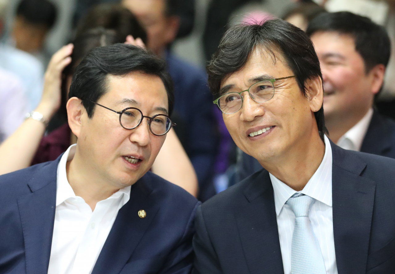 더불어민주당 김한정 의원(왼쪽)과 유시민 노무현재단 이사장이 지난달 13일 오후 서울 마포구 연세대학교 김대중 도서관에서 열린 '김대중 전집 30권 출판기념회'에 참석해 대화하고 있다. 연합뉴스