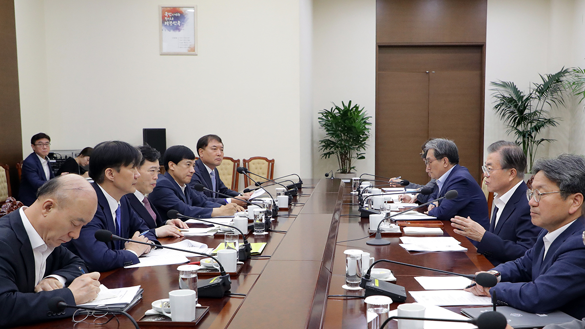 문재인 대통령이 30일 오전 조국 법무부장관으로부터 업무보고를 받고 있다. [제공=청와대]