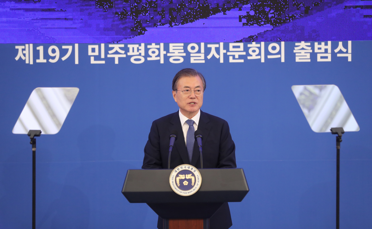 문재인 대통령이 30일 오후 청와대에서 민주평화통일자문회의 19기 출범식 개회사를 하고 있다. [연합]