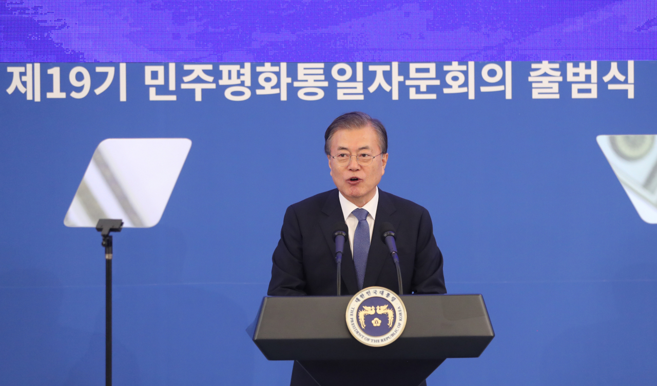 문재인 대통령이 30일 오후 청와대에서 민주평화통일자문회의 19기 출범식 개회사를 하고 있다. [연합]