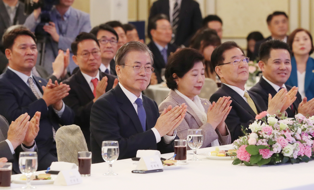 문재인 대통령이 30일 오후 청와대에서열린 민주평화통일자문회의 19기 출범식에서 정세현 수석부의장의 활동방향 보고를 듣고 있다. [연합]