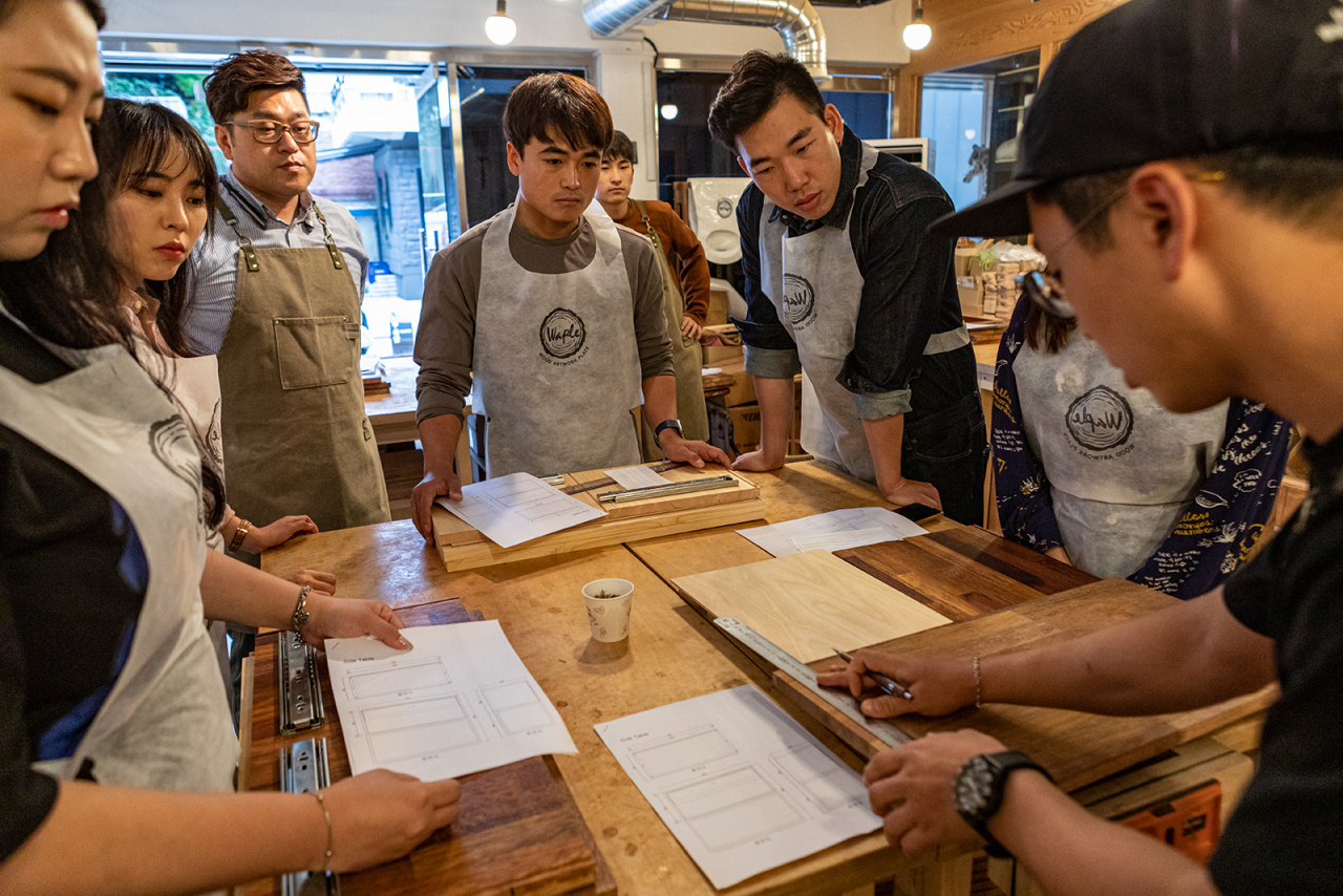 참가자들이 협탁 DIY 제작하고 있다. [쌍용차 제공]
