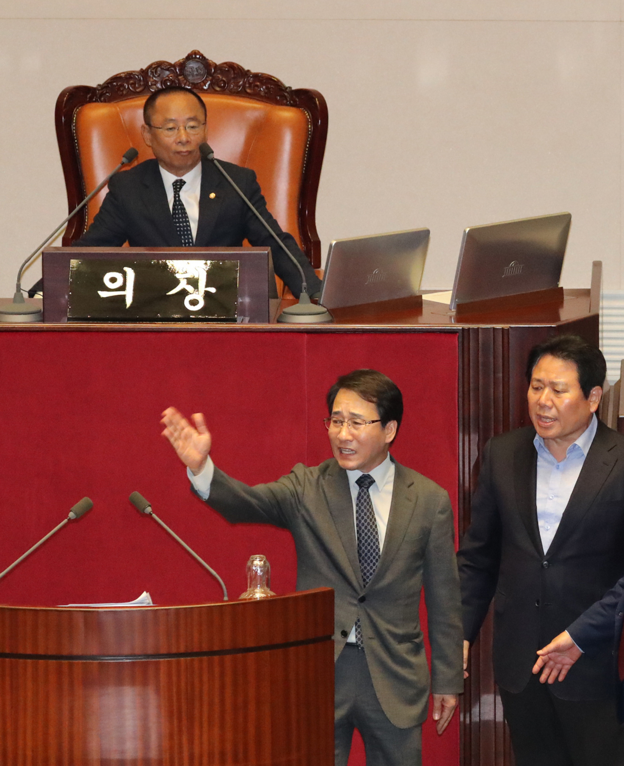 30일 오후 국회 본회의장에서 열린 경제분야 대정부질문에서 더불어민주당 이원욱 원내수석부대표가 지난 26일 열렸던 본회의에서 여야 합의 없이 정회를 선언한 이주영 국회부의장(위)에게 사과를 요구하고 있다. 연합뉴스
