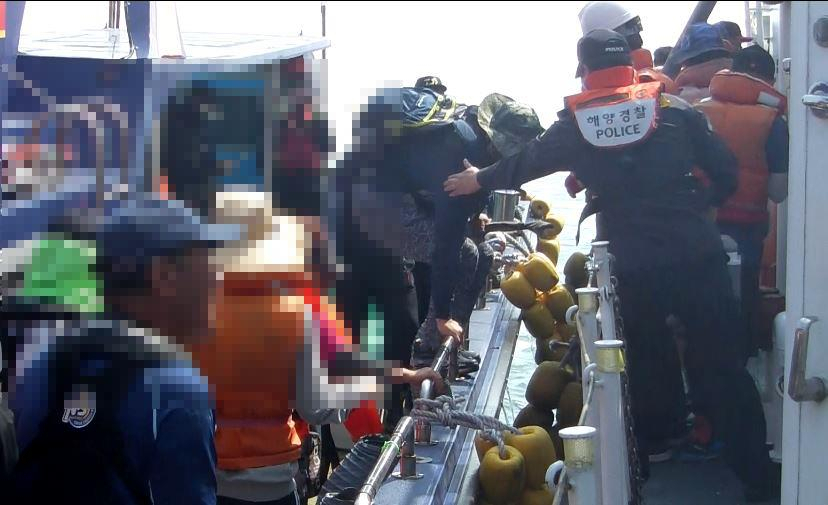 인천해경은 30일 오전 인천 영흥도 인근해상에서 낚시배가 침수되자, 승객 20명 모두 구조했다.