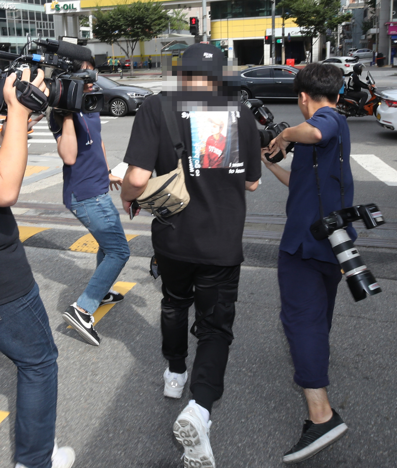 지난달 24일 오후 서울 마포경찰서에서 조사를 마친 ‘일본인 여성 폭행사건’의 피의자가 경찰서를 나서고 있다. [사진=연합뉴스]