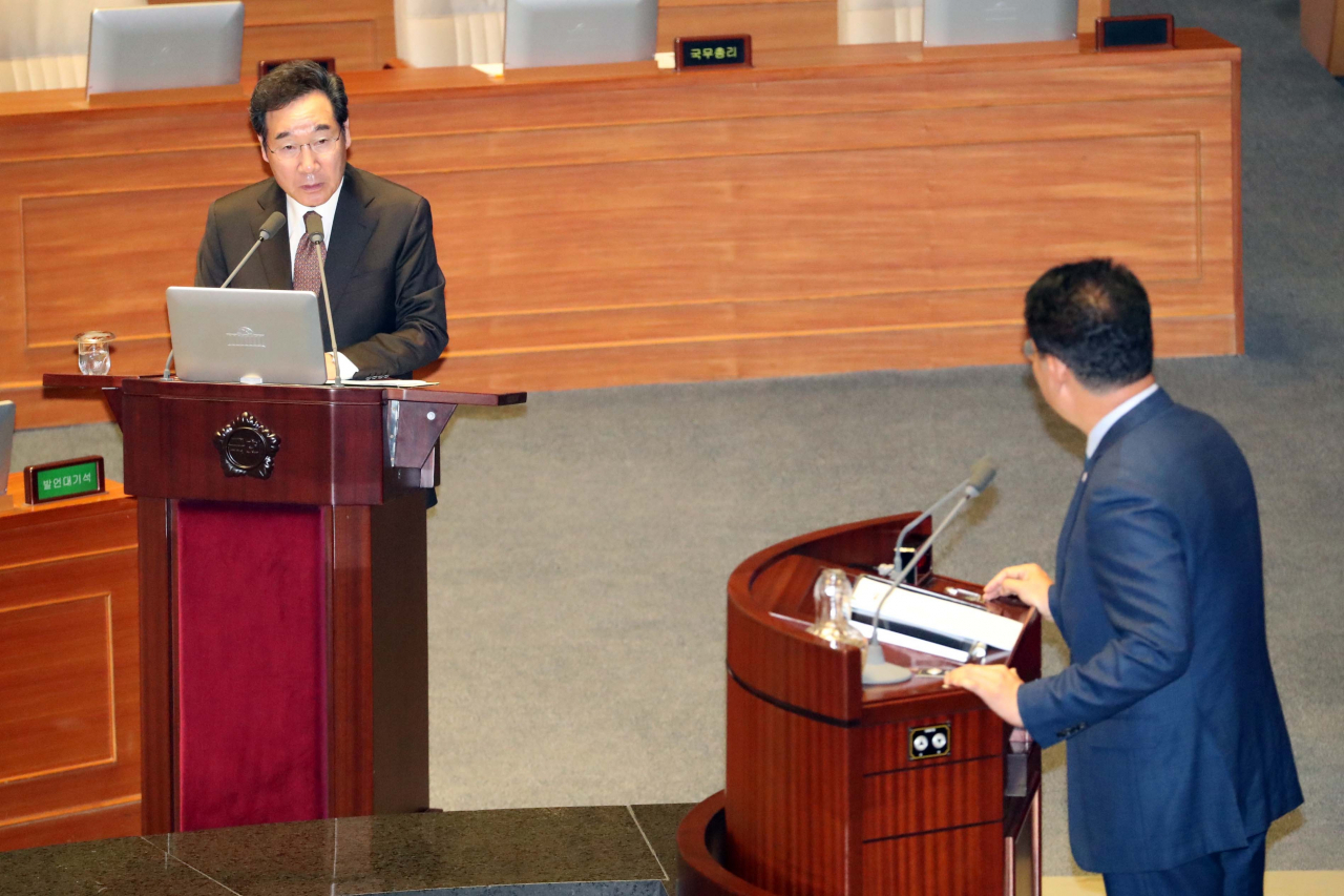 이낙연 국무총리가 30일 오후 국회 본회의장에서 열린 경제분야 대정부질문에서 더불어민주당 송영길 의원의 질의에 답변하고 있다. ［연합］