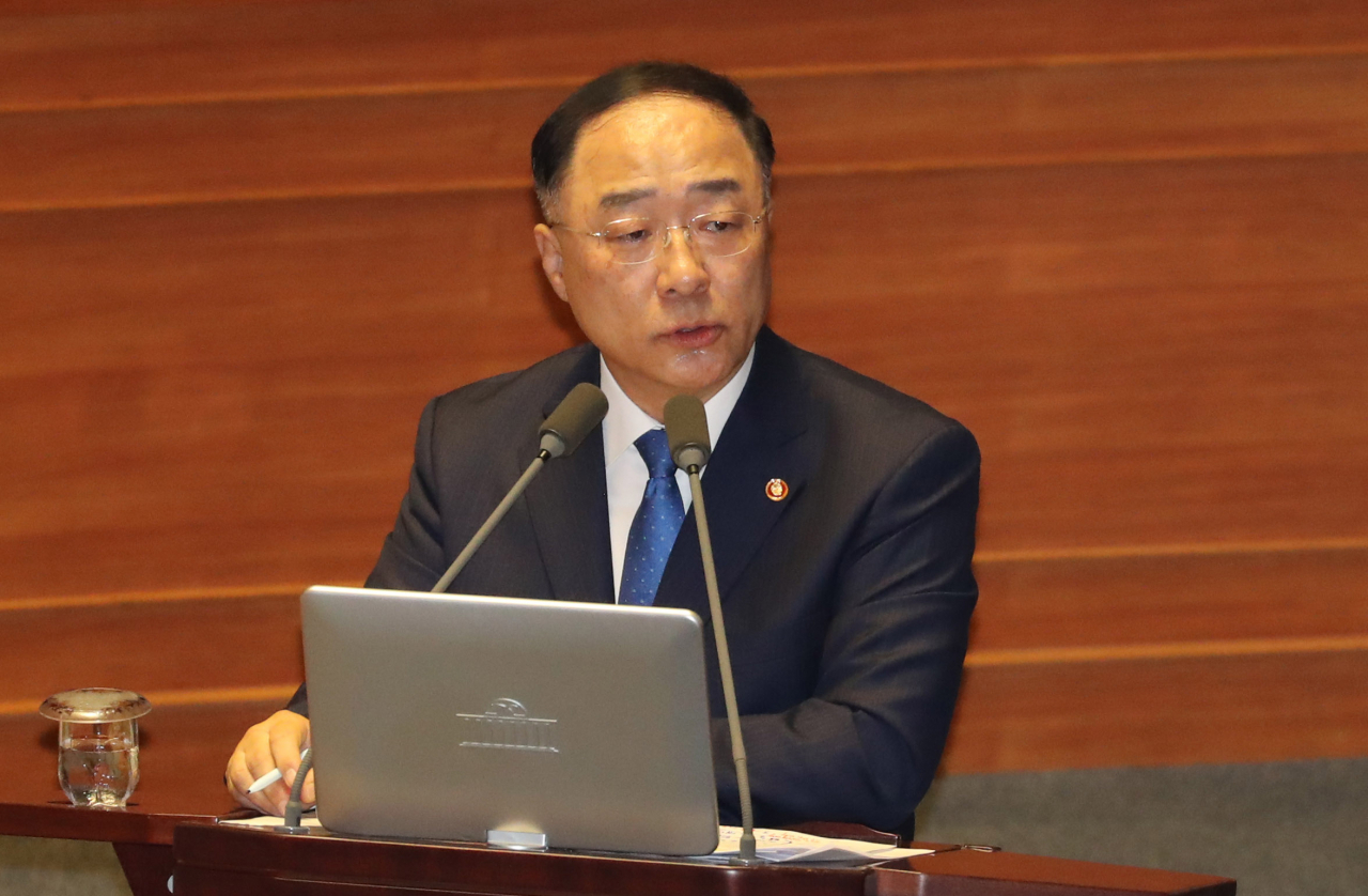홍남기 경제부총리가 30일 오후 열린 국회 본회의에서 경제 분야 대정부질문에 답변하고 있다. 연합뉴스