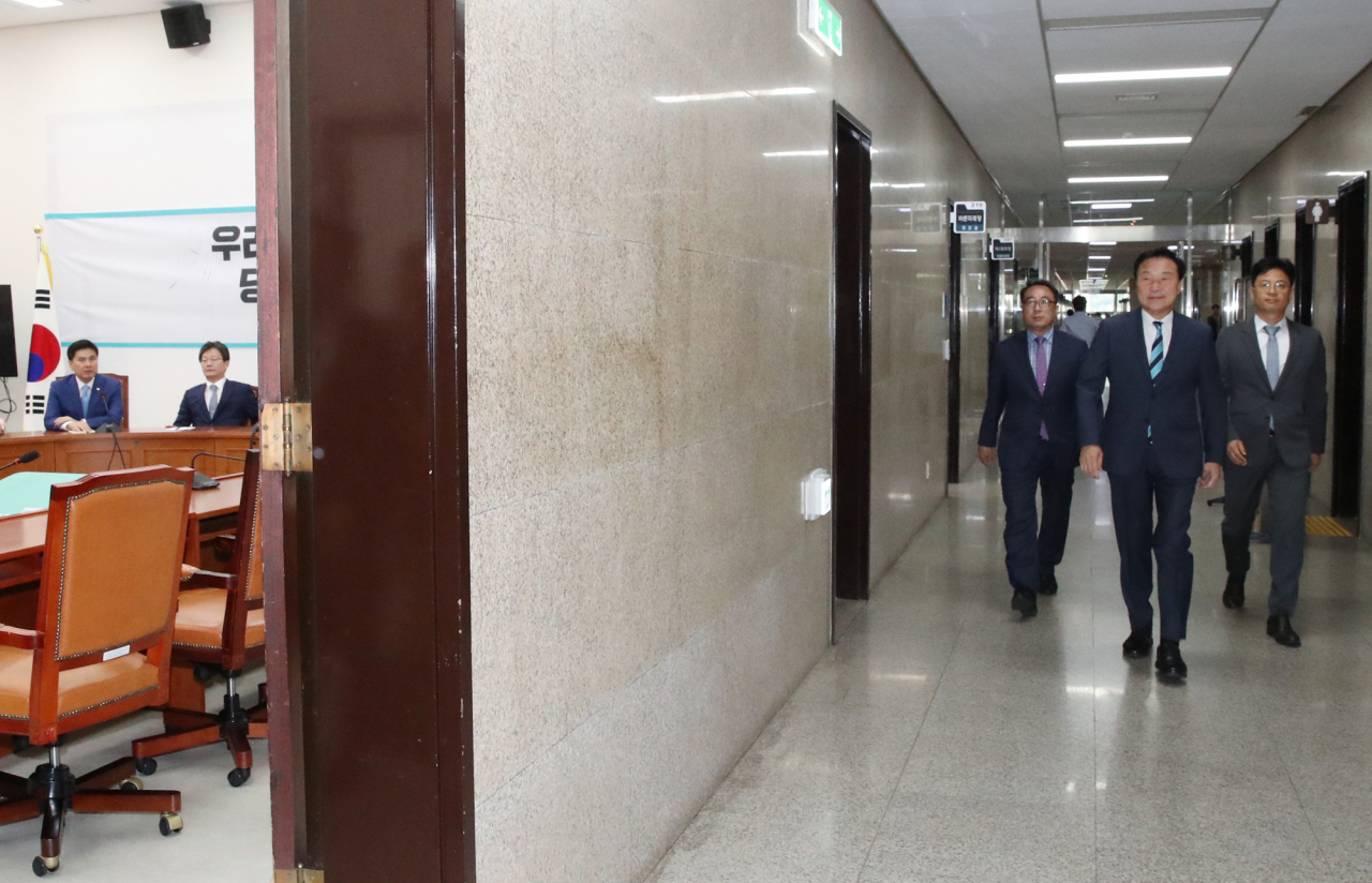 손학규 바른미래당 대표(오른쪽)가 지난 30일 국회에서 열린 최고위원회의에 들어서고 있다. 최고위원회의 회의실 옆에서는 유승민 의원(왼쪽 두번째)을 중심으로 비상의원총회가 열리고 있다. [연합]