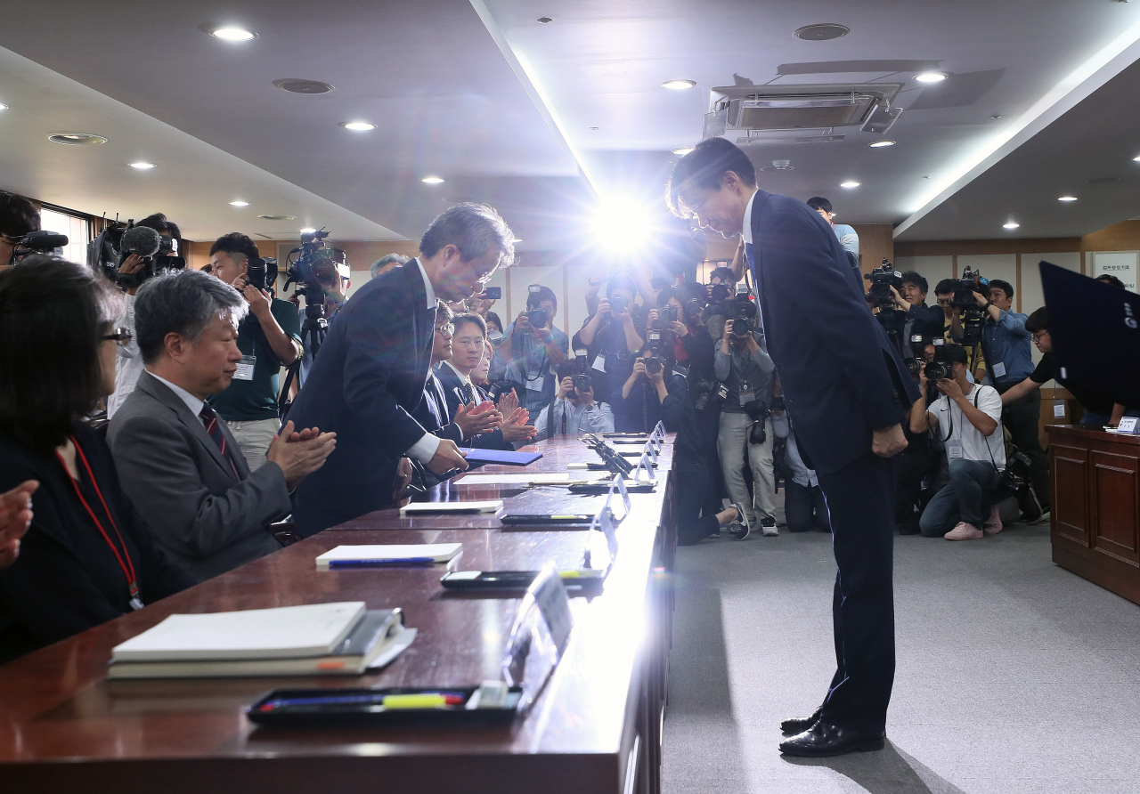조국 법무부 장관이 30일 오후 정부과천청사에서 열린 제2기 법무·검찰 개혁위원회 발족식에서 김남준 위원장에게 위촉장을 수여한 뒤 고개숙여 인사하고 있다. 연합뉴스