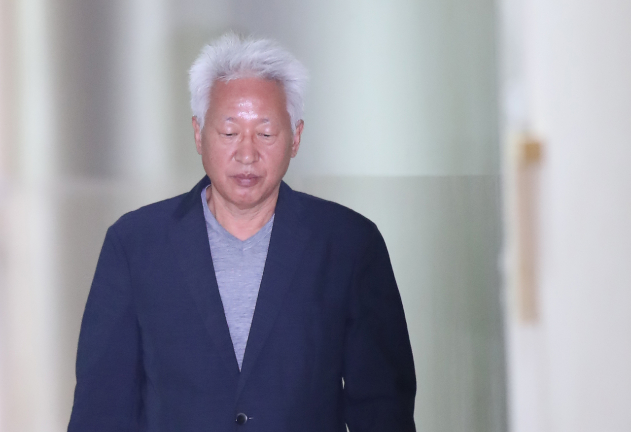 일본군 '위안부'가 매춘의 일종이었다고 발언해 파문을 일으킨 류석춘 연세대 사회학과 교수가 26일 오후 서울 서대문구 연세대학교 신촌캠퍼스 백양관에서 예정된 '대한민국의 건국과 발전' 교양수업을 위해 강의실로 향하고 있다. [사진=연합뉴스]