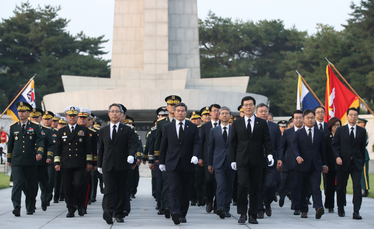 정경두 국방부 장관과 군 관계자들이 국군의 날인 1일 오전 서울 동작구 국립서울현충원을 찾아 참배를 마친 뒤 현충탑 앞에서 이동하고 있다. [연합]