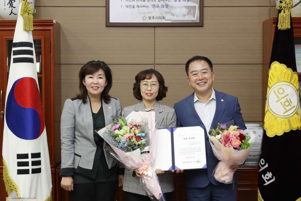(왼쪽부터)황소제 의원, 신승옥 주민생활지원팀장, 박현철 의장. [광주시의회]