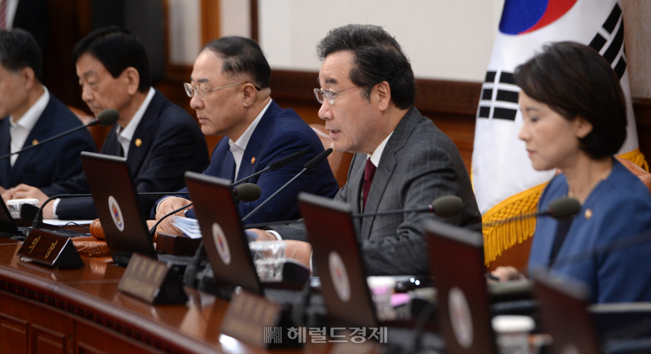 [헤럴드경제=박해묵 기자] 이낙연 국무총리가 1일 오전 서울정부청사에서 열린 국무회의에서 모두발언을 하고 있다.