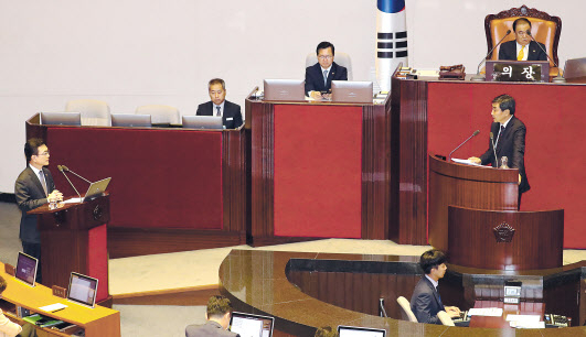 이종걸 더불어민주당 의원이 지난달 27일 국회 본회의장에서 열린 외교·통일·안보분야 대정부 질문에서 강경화 외교부 장관을 대신해 참석한 조세영 1차관에게 질의하고 있다. [연합]