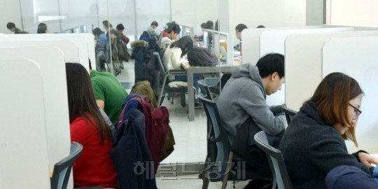 최근 3년간 구직 청년 10명 중 3명은 졸업이나 중퇴 후 첫 일자리를 갖기까지 1년 이상이 걸렸다.