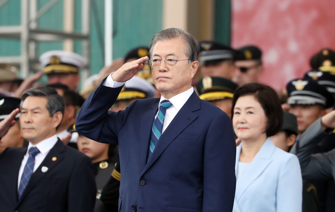 문재인 대통령은※ 1일 대구 공군기지에서 열린 국군의 날 행사에서 거수경례를 하고 있다. [연합]