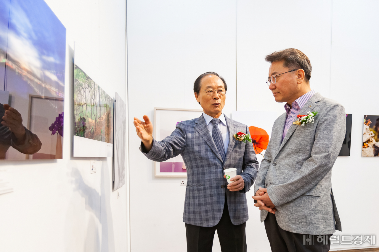 지난달 30일 열린 ‘제24회 광진예술인 초대전’ 개막식에서 전시된 작품을 관람하고 있는 김선갑(오른쪽) 광진구청장. [광진구 제공]