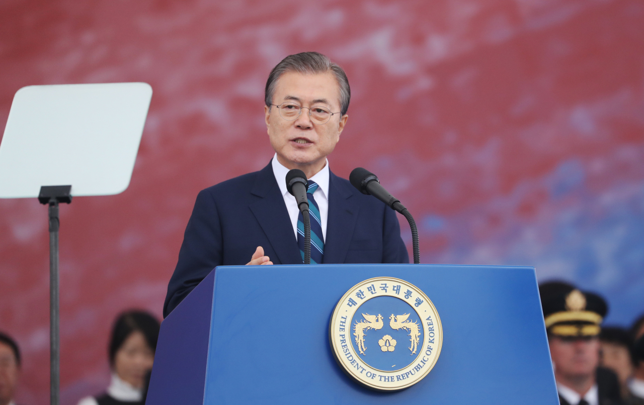 문재인 대통령이 1일 대구 공군기지에서 열린 국군의 날 행사에서 기념사를 하고 있다. [연합]