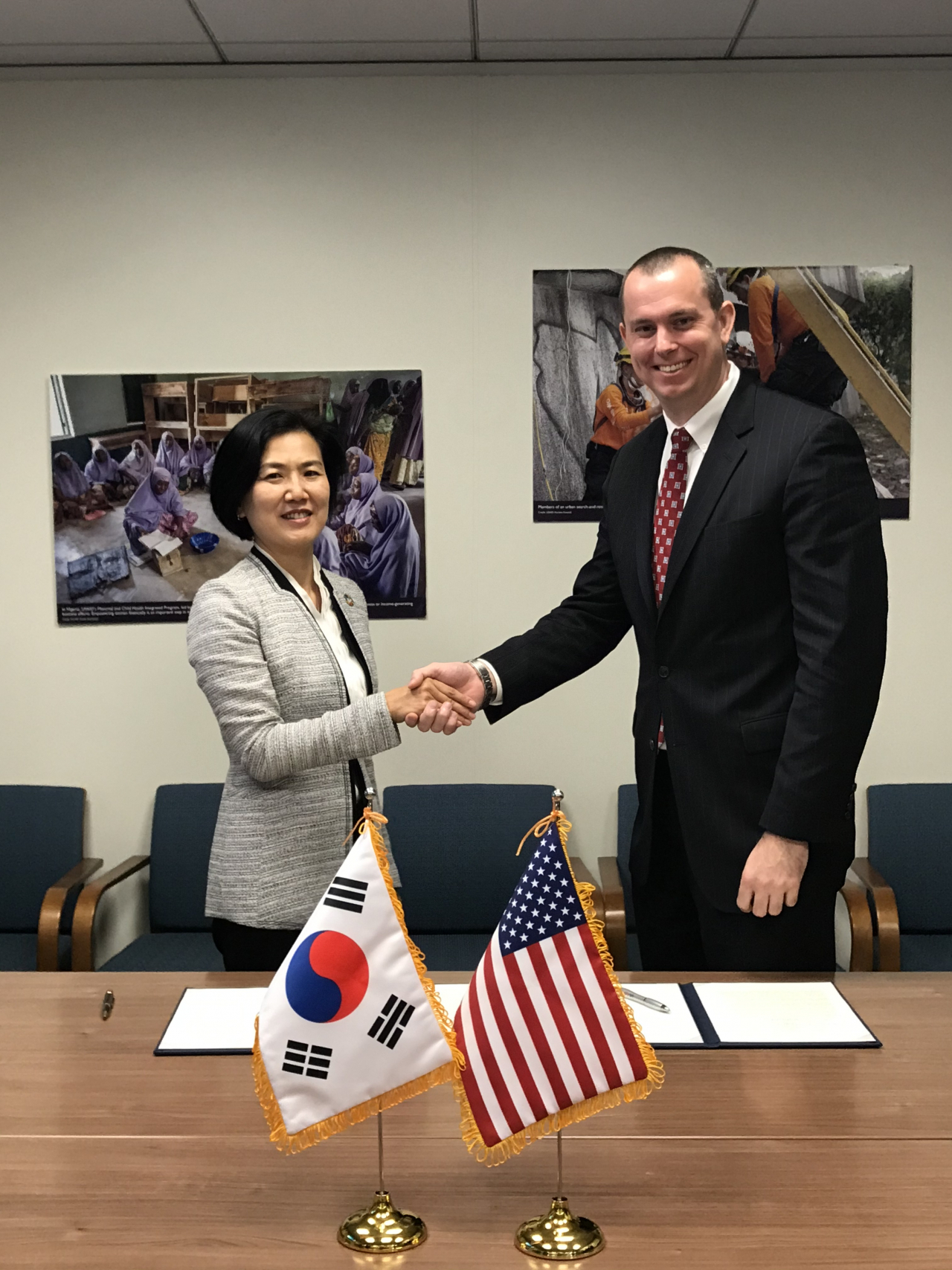 오현주 외교부 개발협력국장, 미측은 크리스토퍼 말로니 국제개발처 정책·기획·학습국장이 한-미 양국 간 개발 협력 양해각서를 체결하고 있다. [외교부 제공]