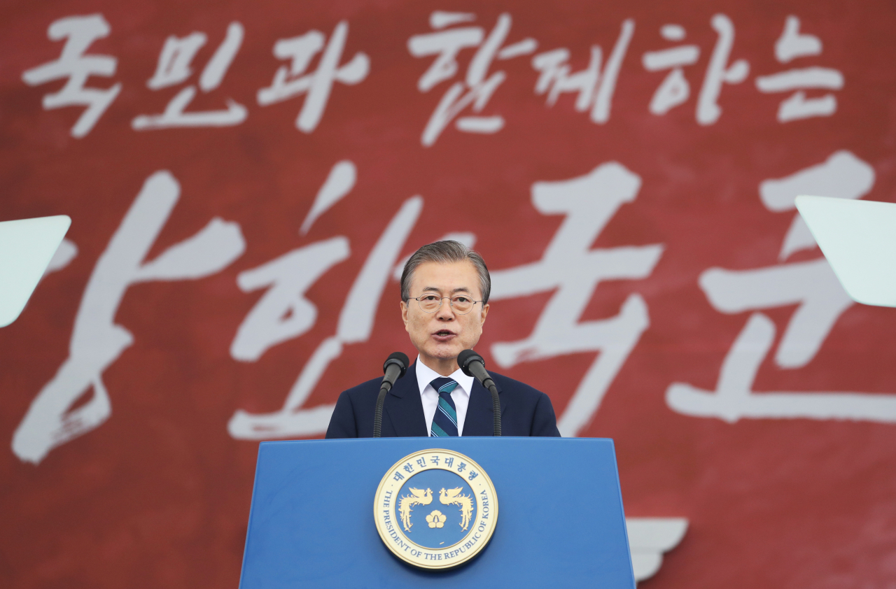문재인 대통령이 1일 대구 공군기지에서 열린 국군의 날 행사에서 기념사를 하고 있다. [연합]
