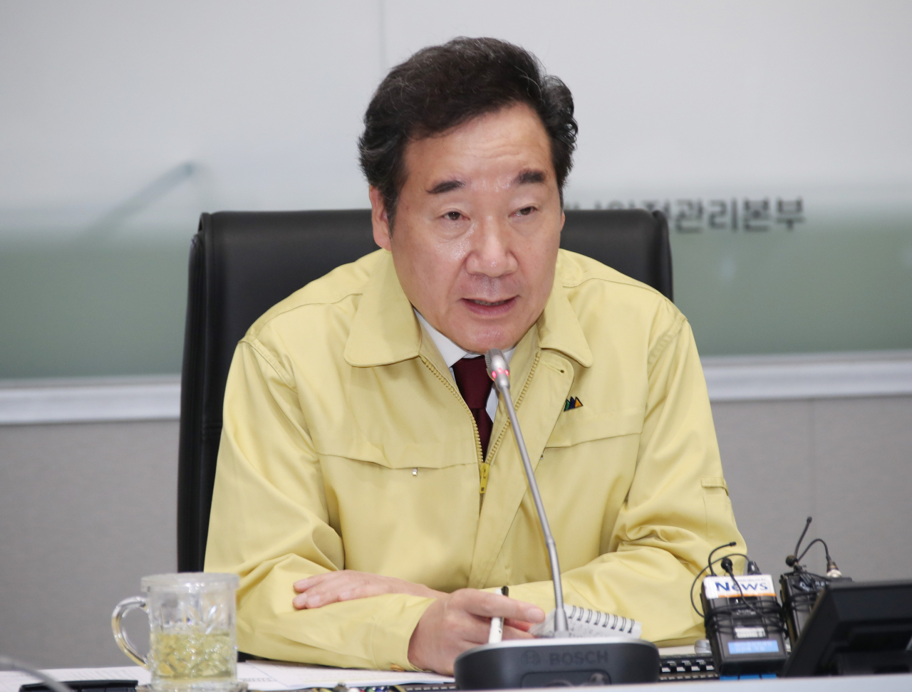 이낙연 국무총리가 1일 정부서울청사 중앙재난안전상황실 서울상황센터에서 열린 제18호 태풍 '미탁' 대응 및 아프리카돼지열병(ASF) 방역상황 점검회의에서 발언하고 있다. ［연합］