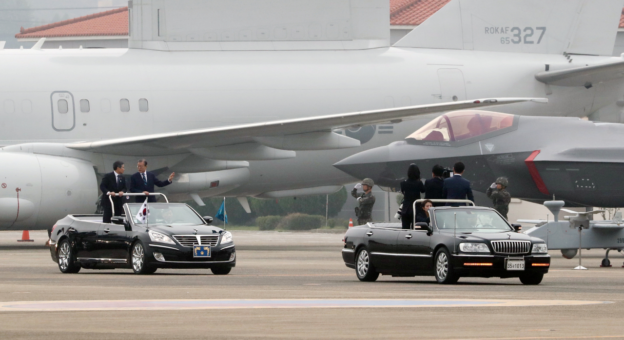 문재인 대통령이 1일 대구 공군기지에서 국군의 날 행사 중 F-35A 스텔스 전투기를 사열하고 있다.[연합]