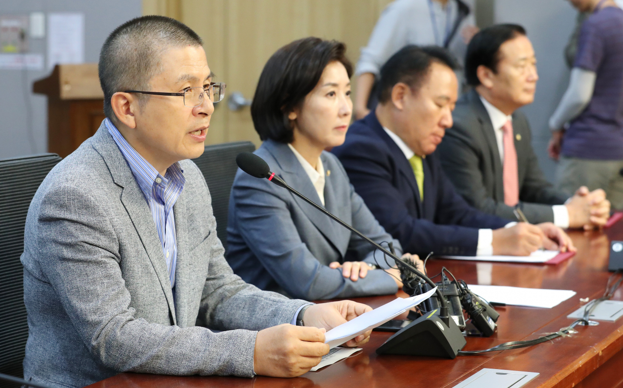 황교안 자유한국당 대표가 1일 오전 당회의에서 모두 발언을 하고 있다. [사진=연합뉴스]