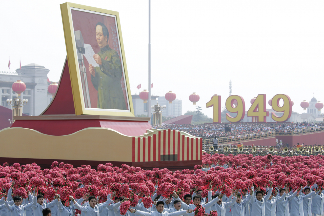 1일(현지시간) 신중국 건국 70주년을 맞아 중국 베이징 천안문에서 대규모 행진이 진행되고 있다. [로이터]
