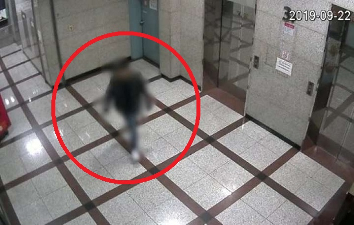상가 화장실에서 나오는 처음보는 여성을 상대로 무차별 폭행을 가한 범인이 검거돼 군 수사기관으로 신병이 인계됐다고 1일 경기 일산동부경철서가 밝혔다. 사건이 발생한 상가 폐쇄회로(CC)TV화면에 잡힌 ‘묻지마 폭행’범 모습. [연합]