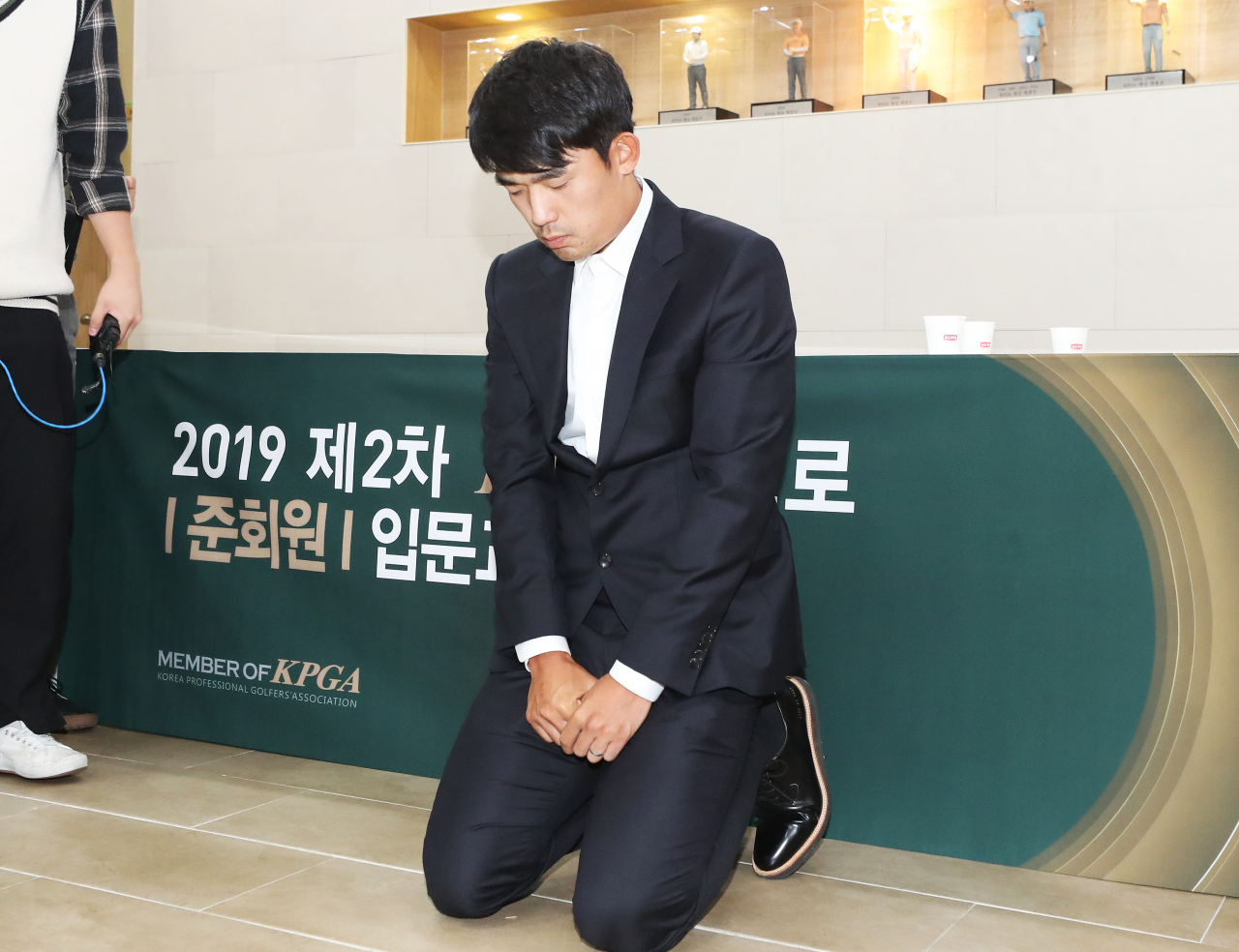 경기 도중 갤러리에 '손가락 욕설'을 한 프로골퍼 김비오가 1일 오전 경기도 성남시 KPGA회관에서 열린 상벌위원회를 마치고 나와 취재진 질문에 답하던 중 무릎을 꿇고 사죄하고 있다. [연합]