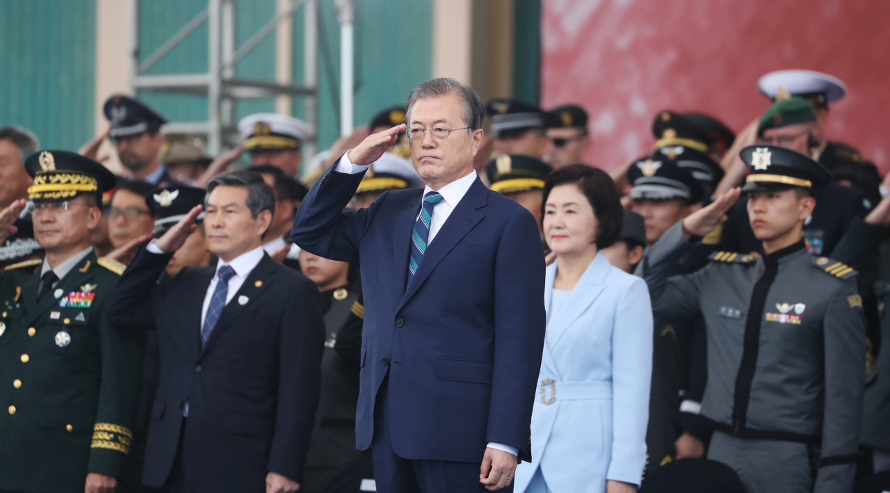 문재인 대통령이 1일 대구 공군기지에서 열린 국군의 날 행사에서 거수경례를 하고 있다. 연합뉴스