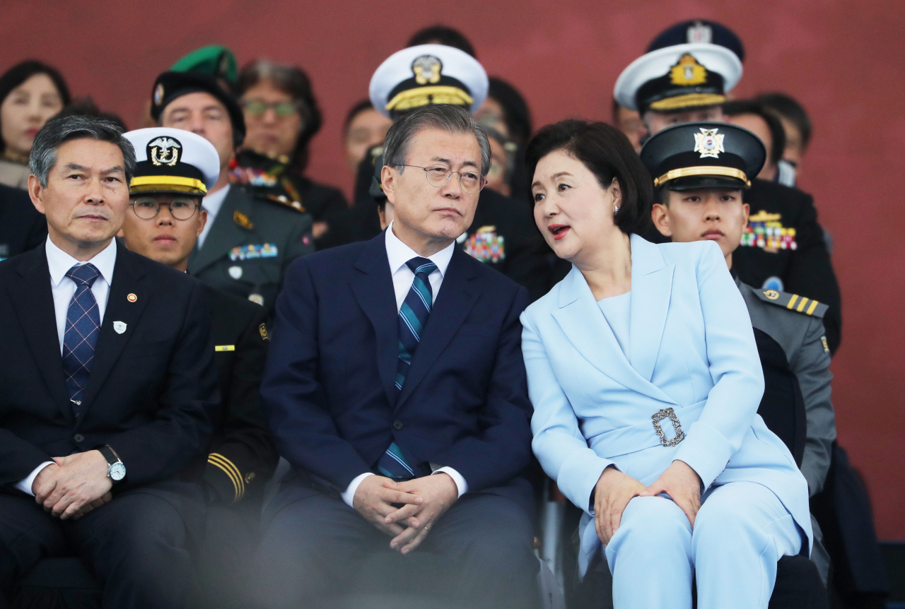 문재인 대통령과 김정숙 여사가 1일 대구 공군기지에서 국군의 날 행사 중 헬기, 정찰감시기, 공중급유기, F-35A 스텔스 전투기 등이 공중분열 하는 모습을 관람하며 대화하고 있다. 연합뉴스