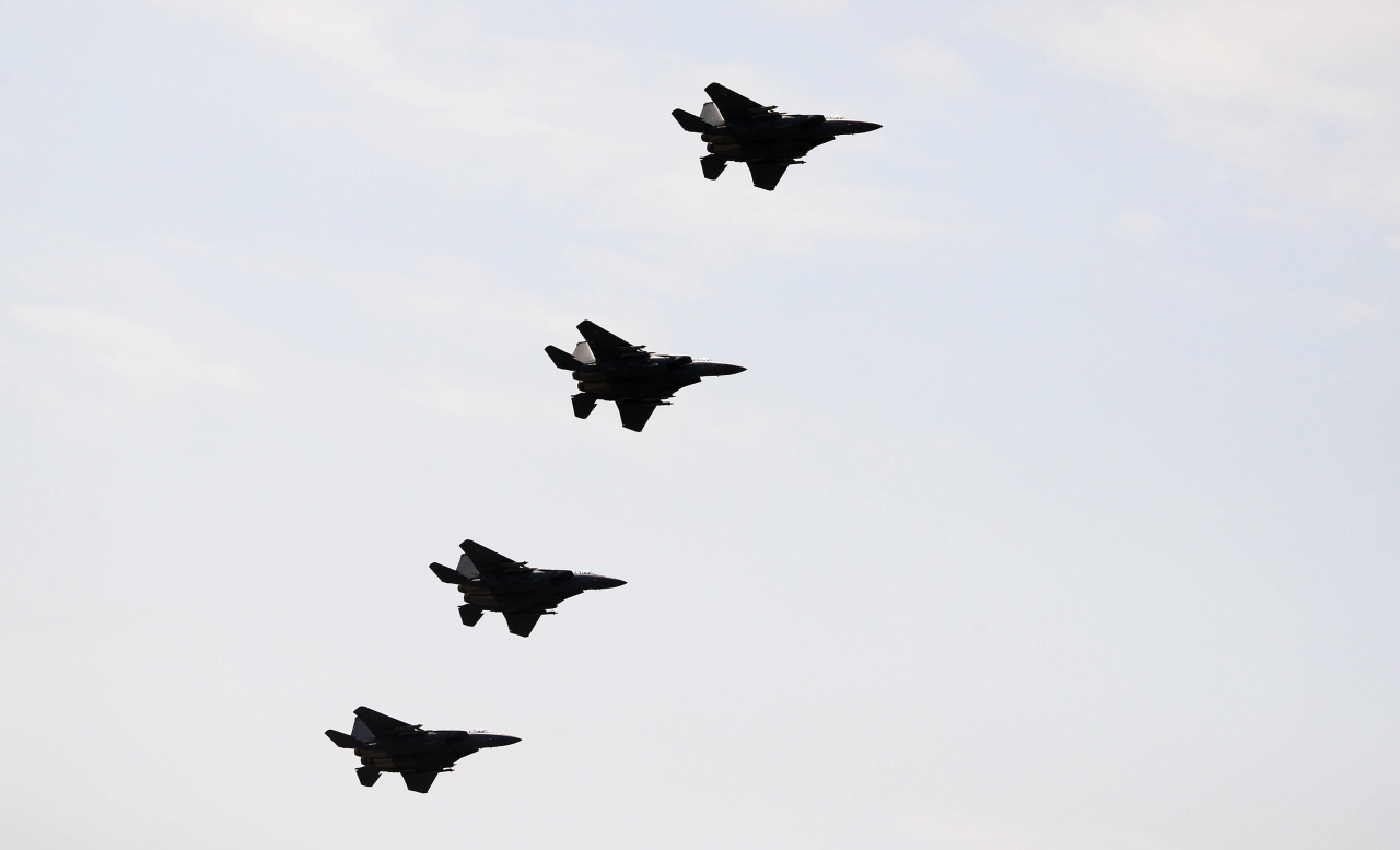 지난달 27일 대구 공군기지에서 열린 71주년 국군의 날 미디어데이 행사에서 F-15K가 편대비행을 선보이고 있다. 연합뉴스