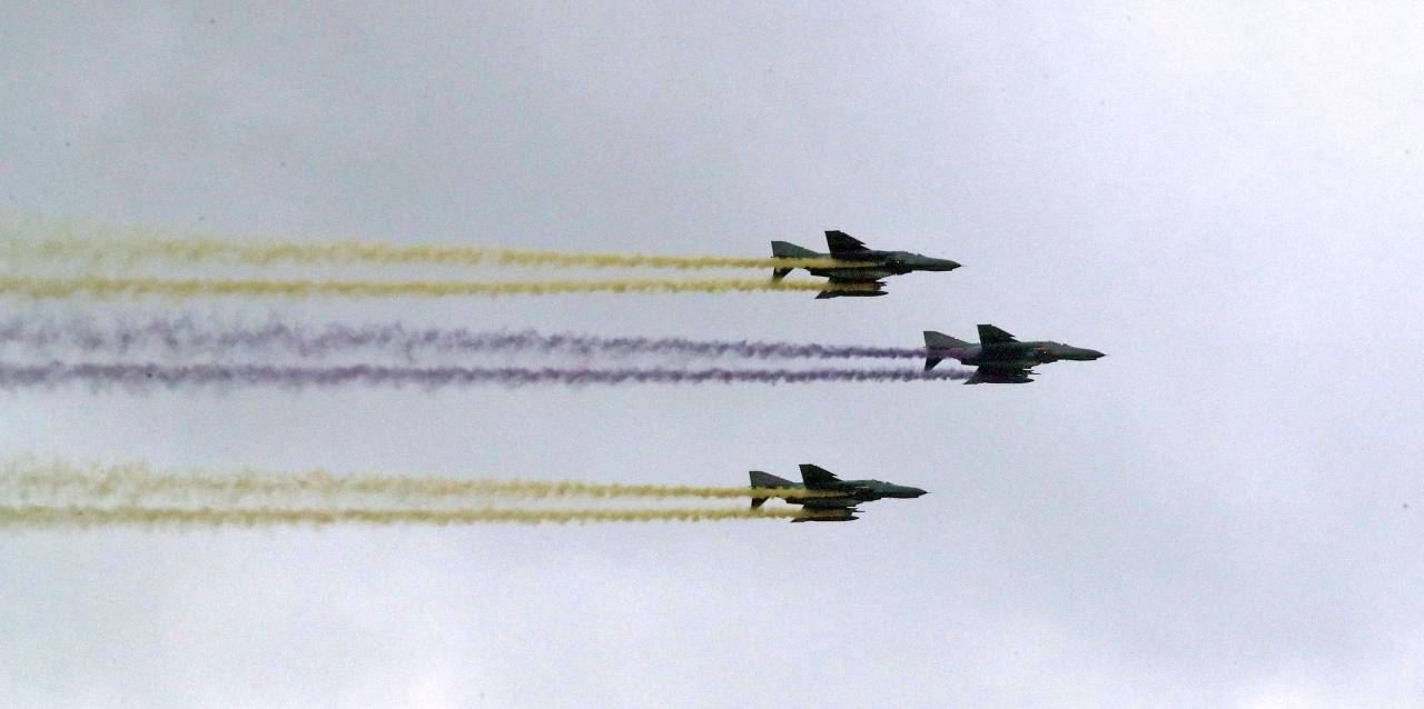 1일 대구 공군기지에서 국군의 날 행사 중 F-4E 전투기가 공중분열을 하고 있다. 연합뉴스