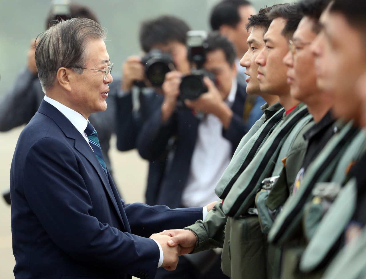 문재인 대통령이 1일 대구 공군기지에서 열린 국군의 날 행사에서 F-15K 조종사와 고공 강하 장병 등을 격려하고 있다. 연합뉴스