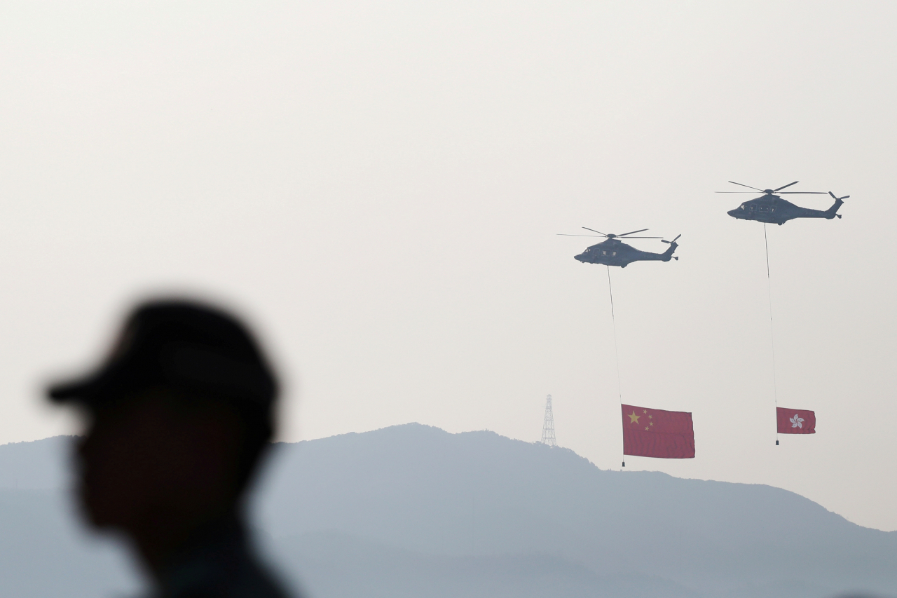 신중국 건국 70주년인 1일 경계를 서고 있는 중국 경찰 뒤로 뿌연 하늘이 보이고 있다. NYT는 "중국 공산당이 다른 건 다 통제해도 오염은 통제하지 못했다"고 보도했다. [로이터]