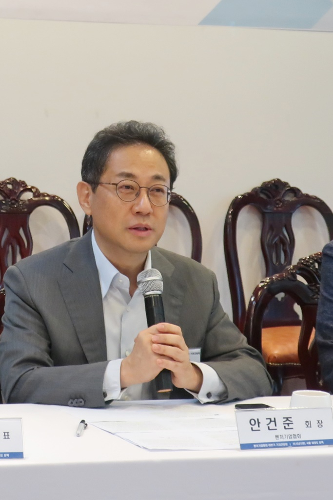지난 1일 여의도에서 열린 기자간담회에서 발언하는 안건준 벤처기업협회 회장