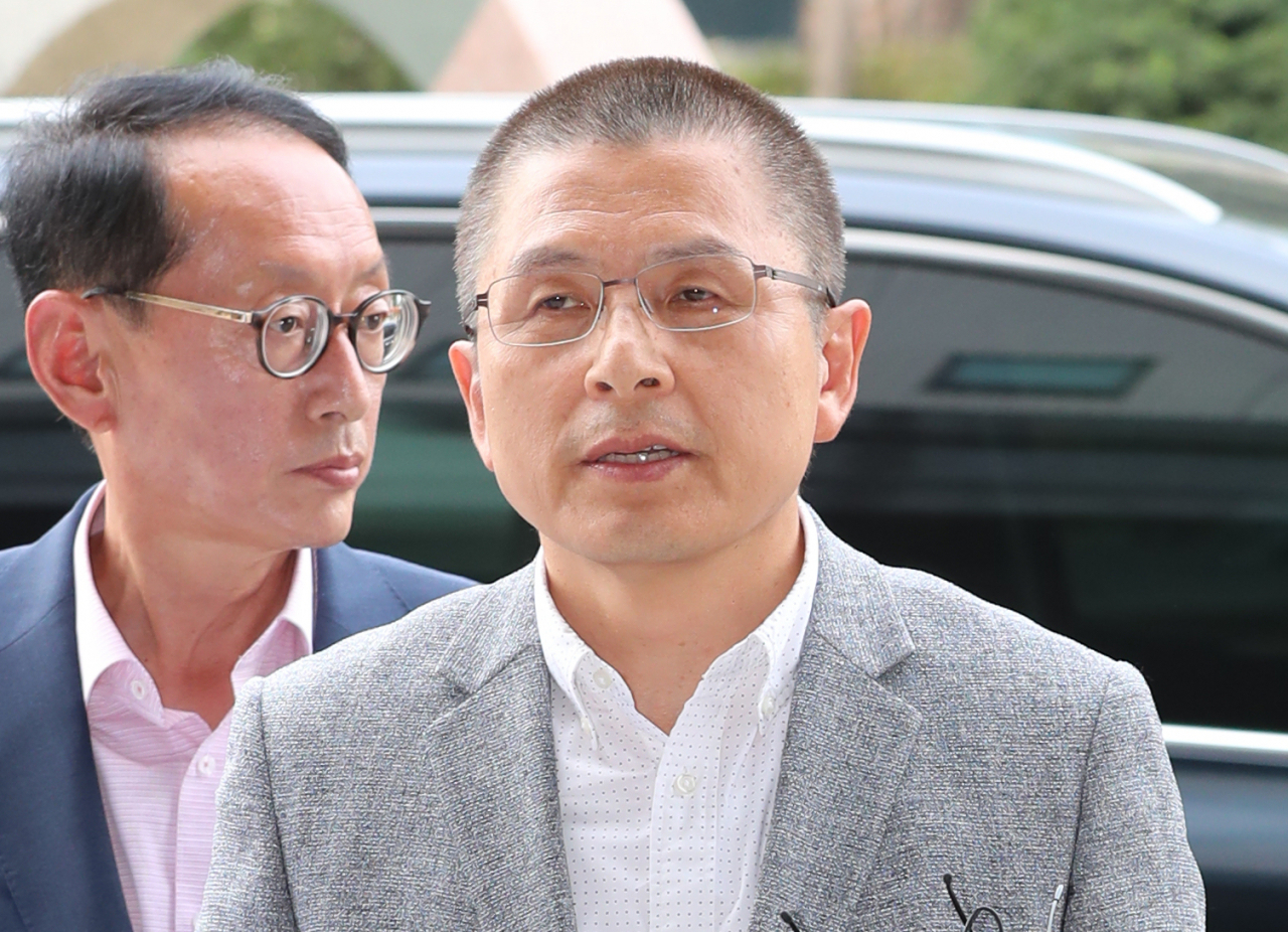 황교안 자유한국당 대표가 1일 오후 패스트트랙(신속처리안건) 지정 과정에서 벌어진 국회 내 충돌 사건 관련 조사를 받기 위해 서울 양천구 서울남부지방검찰청에 출석했다. [사진=연합뉴스]