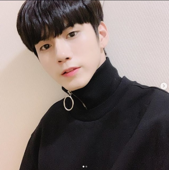 jtbc 드라마 ‘열여덟의 순간’에서 풋풋하고 순순한 청소년기를 연기해 호평을 받았던 워너원 출신 배우 옹성우가 이번에는 생애 첫 스크린 도전에 나선다. 배급사 롯데엔터테인먼트 측은 1일 옹성우가 대세배우 류성룡과 염정아와 함께 뮤지컬 영화 ‘인생은 아름다워(가제)’에 출연을 확정했다고 밝혔다. [옹성우 인스타그램 캡처]