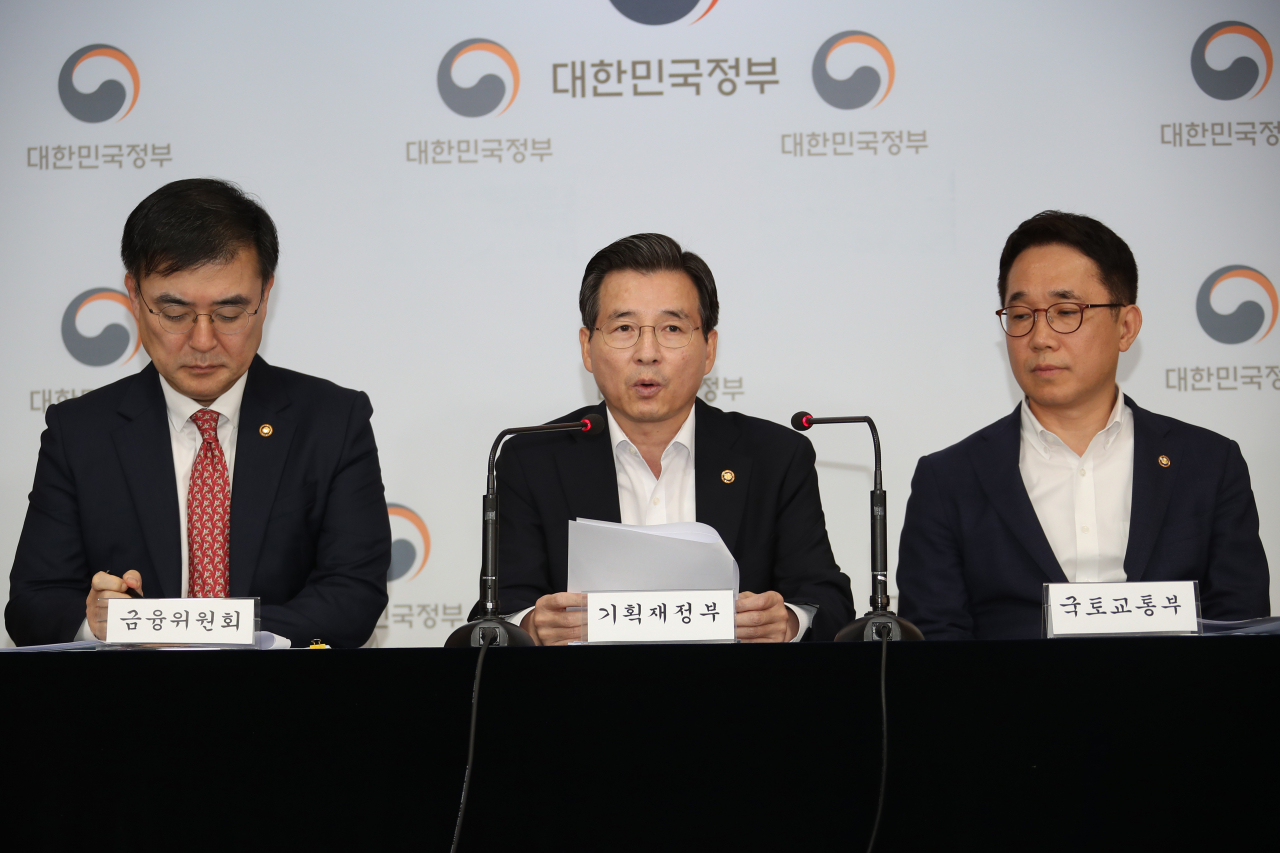 김용범 기획재정부 1차관(가운데)과 박선호 국토부 1차관(오른쪽), 손병두 금융위 부위원장(왼쪽)이 1일 오후 정부서울청사 브리핑실에서 최근 부동산시장 점검결과 및 대응방안을 공동발표하고 있다. 연합뉴스